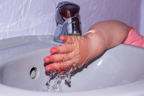 desperdicio de agua niños